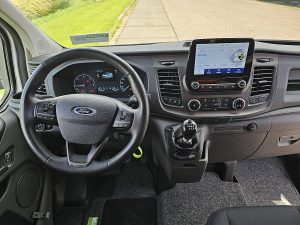 Deska rozdzielcza i stanowisko kierowcy — Ford TRANSIT CUSTOM 2.0 ac navi EURO6 z 2024 roku