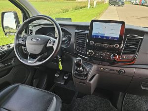Deska rozdzielcza i stanowisko kierowcy — Ford TRANSIT CUSTOM 2.0 Dubbele Cabine TRAIL z 2021 roku