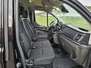 Wnętrze kabiny — Ford TRANSIT CUSTOM 2.0 ECOBLUE 130 LIMITED z 2021 roku