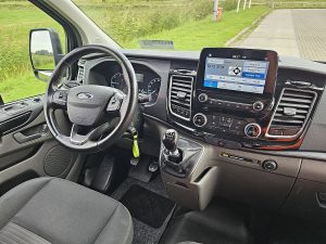 Deska rozdzielcza i stanowisko kierowcy — Ford TRANSIT CUSTOM 2.0 ECOBLUE 130 LIMITED z 2021 roku