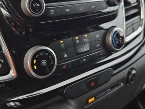 Wyposażenie specjalne wnętrza — Ford TRANSIT CUSTOM 2.0 ECOBLUE 130 LIMITED z 2021 roku