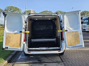Przestrzeń ładunkowa — Ford TRANSIT CUSTOM 2.0 ECOBLUE 130 LIMITED z 2022 roku