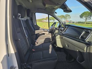 Wnętrze kabiny — Ford TRANSIT CUSTOM 2.0 ECOBLUE 130 LIMITED z 2022 roku
