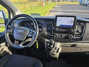 Deska rozdzielcza i stanowisko kierowcy — Ford TRANSIT CUSTOM 2.0 ECOBLUE 130 LIMITED z 2022 roku