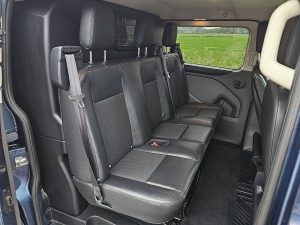 Rzędy siedzeń i ścianka działowa — Ford TRANSIT CUSTOM 2.0 L2 SPORT Dub.Cabine! z 2019 roku