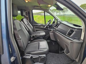 Wnętrze kabiny — Ford TRANSIT CUSTOM 2.0 L2 SPORT Dub.Cabine! z 2019 roku