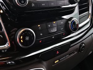 Wyposażenie specjalne wnętrza — Ford TRANSIT CUSTOM 2.0 L2 SPORT Dub.Cabine! z 2019 roku
