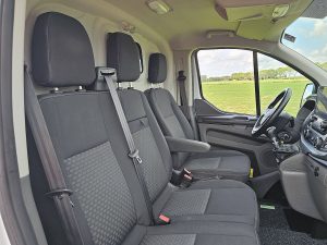 Wnętrze kabiny — Ford TRANSIT CUSTOM 2.0 L2H1 Navi Trekhaak z 2022 roku