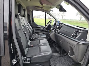 Wnętrze kabiny — Ford TRANSIT CUSTOM 2.0 L2H1 Sport Navi z 2020 roku