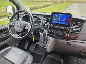 Deska rozdzielcza i stanowisko kierowcy — Ford TRANSIT CUSTOM 2.0 L2H1 Sport Navi z 2020 roku
