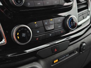 Wyposażenie specjalne wnętrza — Ford TRANSIT CUSTOM 2.0 L2H1 Sport Navi z 2020 roku