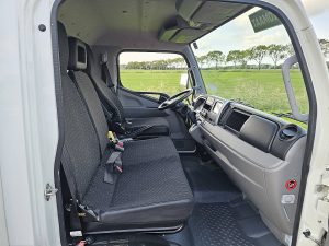 Wnętrze kabiny — Fuso CANTER 3C15 ac aut 3.0 ltr EURO6 z 2021 roku