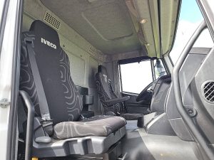 Wnętrze kabiny — Iveco AD190S42 STRALIS z 2018 roku
