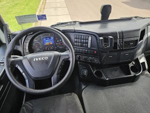 Deska rozdzielcza i stanowisko kierowcy — Iveco AD190S42 STRALIS z 2018 roku