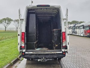 Przestrzeń ładunkowa — Iveco DAILY 35C13 Dubbellucht L2H2 AC! z 2015 roku