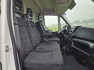 Wnętrze kabiny — Iveco DAILY 35C13 Dubbellucht L2H2 AC! z 2015 roku
