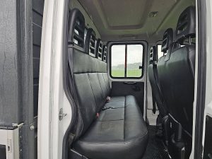 Rzędy siedzeń i ścianka działowa — Iveco DAILY 35C14 Dub.Cab Open-Laadbak z 2024 roku