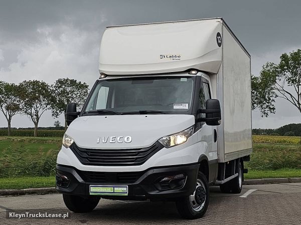 Iveco DAILY 35C16 3.0Ltr Bakwagen AC! z 2023 roku, kontener z zagranicy — przód pojazdu