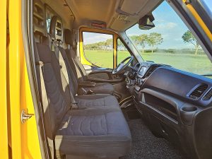 Wnętrze kabiny — Iveco DAILY 35C16 DL AUT. L2H2 z 2018 roku