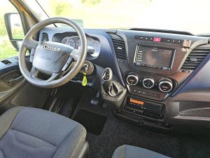 Deska rozdzielcza i stanowisko kierowcy — Iveco DAILY 35C16 DL AUT. L2H2 z 2018 roku