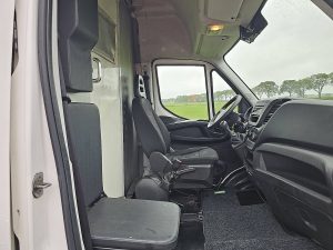 Wnętrze kabiny — Iveco DAILY 35S12 MAXI EURO6 z 2018 roku