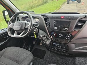 Deska rozdzielcza i stanowisko kierowcy — Iveco DAILY 35S18 3.0L 3 Zijden kipper z 2024 roku