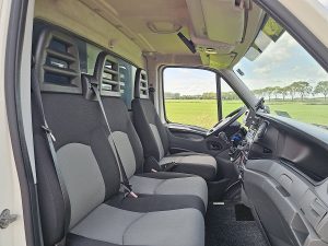 Wnętrze kabiny — Iveco DAILY 40C15 koelwagen EURO6 z 2013 roku