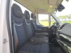 Wnętrze kabiny — Iveco DAILY 40C18 3.0 ltr ac aut EURO6 z 2021 roku