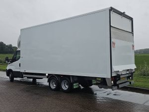 Strona kierowcy z tyłu — Iveco DAILY 40C18 ac automaat EURO6 z 2017 roku