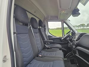 Wnętrze kabiny — Iveco DAILY 40C18 ac automaat EURO6 z 2017 roku