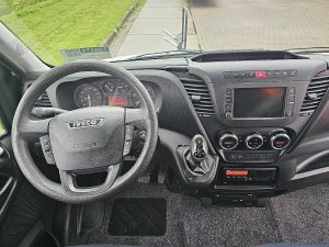 Deska rozdzielcza i stanowisko kierowcy — Iveco DAILY 40C18 ac automaat EURO6 z 2017 roku