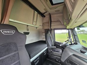 Fotele i leżanka w kabinie — Iveco S-WAY AS440S48 z 2020 roku