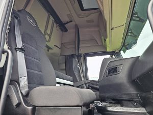 Wnętrze kabiny — Iveco S-WAY AS440S48 z 2020 roku