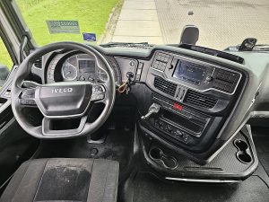 Deska rozdzielcza i stanowisko kierowcy — Iveco S-WAY AS440S48 z 2020 roku