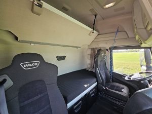 Fotele i leżanka w kabinie — Iveco S-WAY AS440S48 z 2021 roku