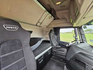 Fotele i leżanka w kabinie — Iveco S-WAY AS440S48 z 2021 roku