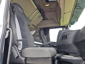 Wnętrze kabiny — Iveco S-WAY AS440S48 z 2021 roku