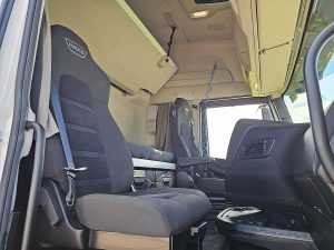 Wnętrze kabiny — Iveco S-WAY AS440S48 z 2021 roku