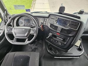 Deska rozdzielcza i stanowisko kierowcy — Iveco S-WAY AS440S48 z 2021 roku