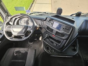 Deska rozdzielcza i stanowisko kierowcy — Iveco S-WAY AS440S48 z 2021 roku