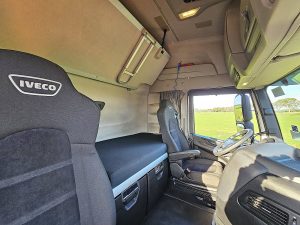 Fotele i leżanka w kabinie — Iveco S-WAY AS440S49 z 2022 roku