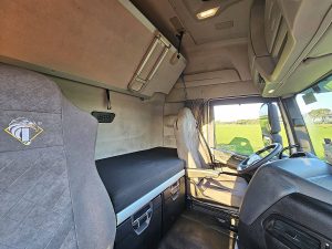 Fotele i leżanka w kabinie — Iveco S-WAY AS440S49 z 2022 roku