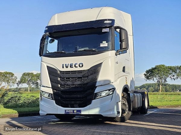 Iveco S-WAY AS440S49 z 2022 roku, ciągnik siodłowy z zagranicy — przód pojazdu
