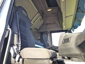 Wnętrze kabiny — Iveco S-WAY AS440S49 z 2022 roku