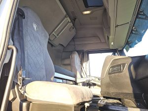 Wnętrze kabiny — Iveco S-WAY AS440S49 z 2022 roku