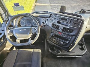 Deska rozdzielcza i stanowisko kierowcy — Iveco S-WAY AS440S49 z 2022 roku