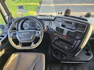 Deska rozdzielcza i stanowisko kierowcy — Iveco S-WAY AS440S49 z 2022 roku