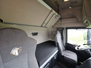 Fotele i leżanka w kabinie — Iveco S-WAY AS440S49 dubble Tank z 2022 roku