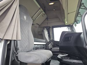 Wnętrze kabiny — Iveco S-WAY AS440S49 dubble Tank z 2022 roku