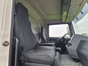 Wnętrze kabiny — MAN 12.220 TGL Koelwagen Carrier z 2014 roku